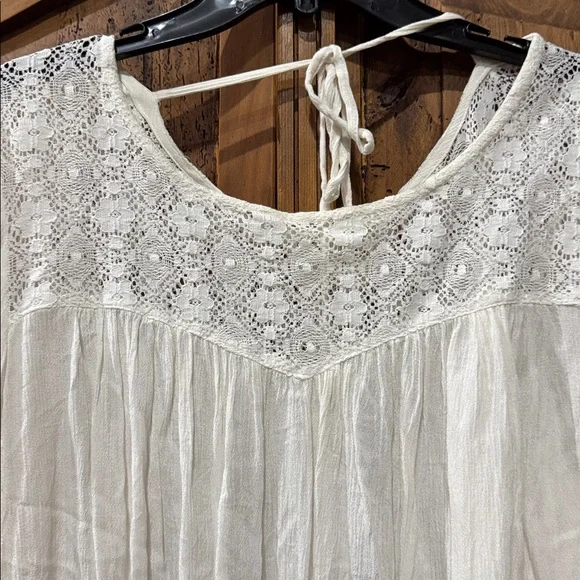 Elegant White flowy Lace Women's Top - Picture 3 of 5